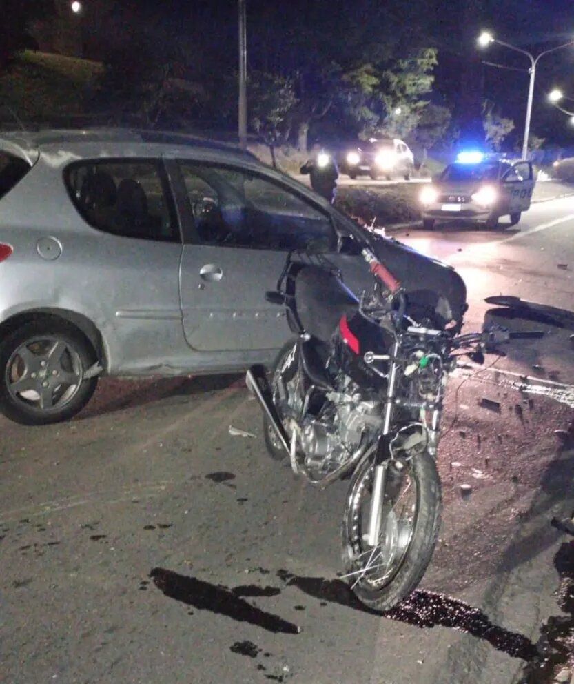 Dos amigos en moto chocaron entre sí y luego a otro auto: sufrieron graves fracturas