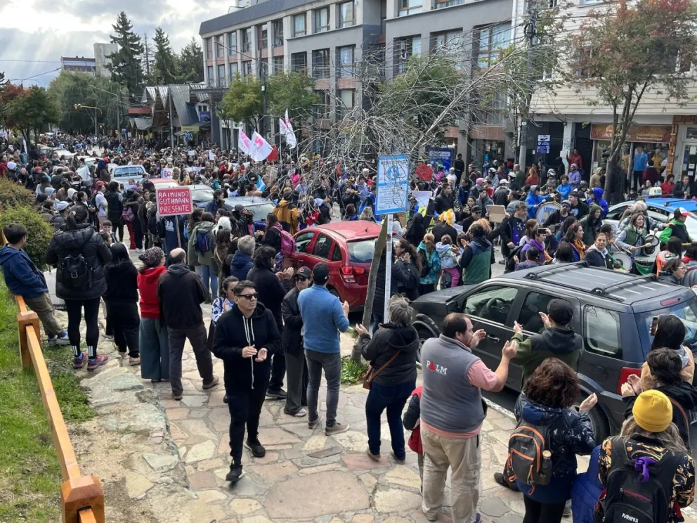 Multitudinario abrazo al Hospital Zonal en defensa de los trabajadores de la salud pública