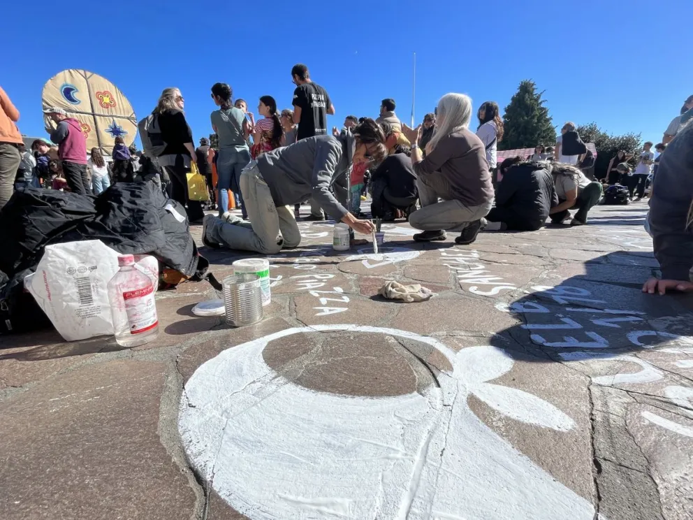 En imágenes: Se realizó la repintada de pañuelos en el Centro Cívico