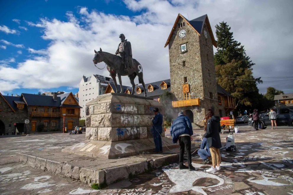 Cortés: “No voy a sacar el Monumento a Roca, ni despintar los pañuelos del Centro Cívico”