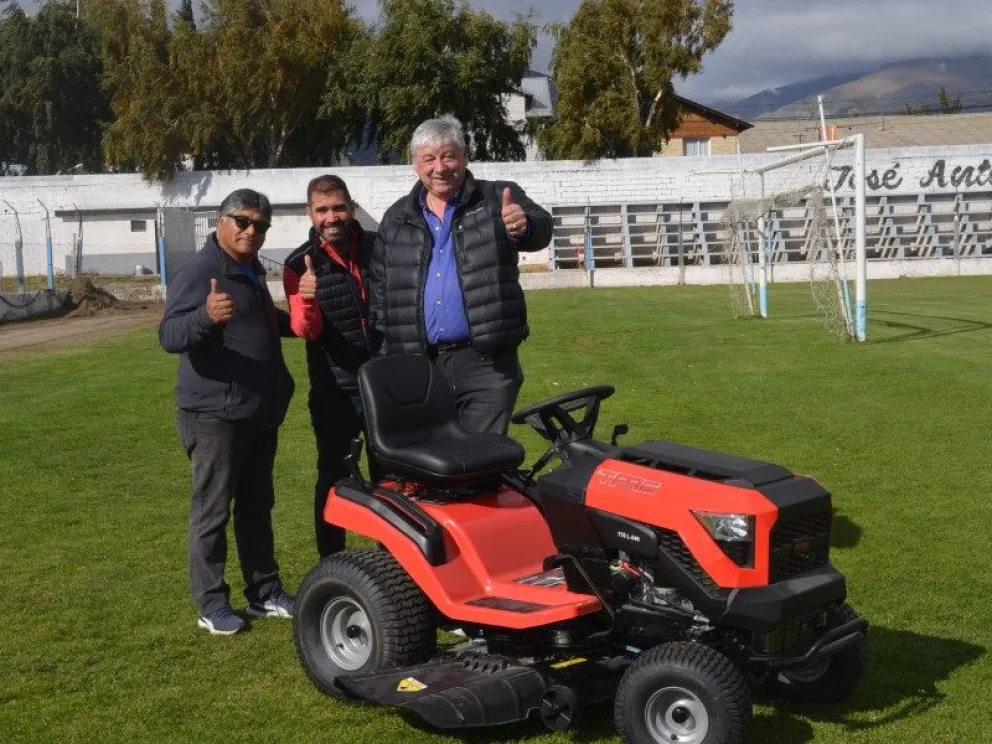 Luego de 10 años, suman un nuevo tractor cortacesped para el Estadio Municipal