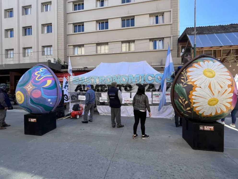 Sin respuestas del empresariado, UTHGRA instaló la "Carpa del Hambre" en la calle Mitre