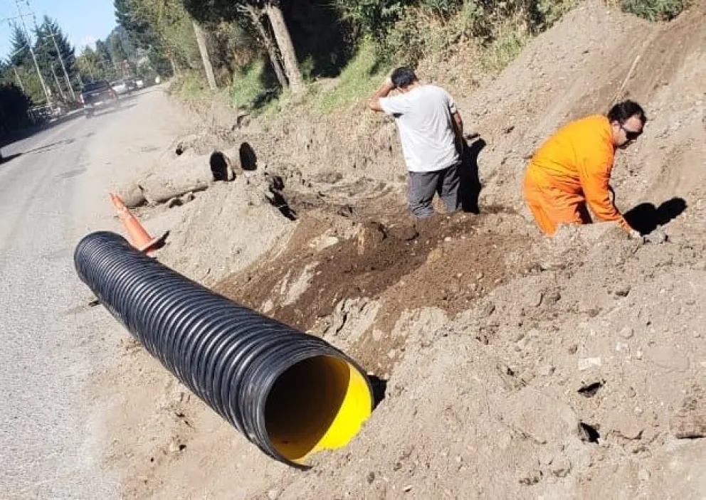 Reemplazan caños de pluviales en Avenida Pioneros para mejorar el drenaje
