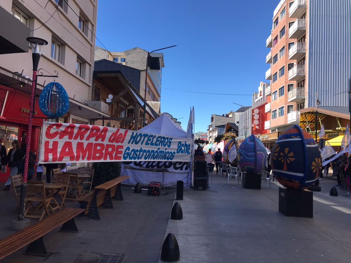 Sigue el reclamo de UTHGRA Bariloche con la Carpa del Hambre en calle Mitre