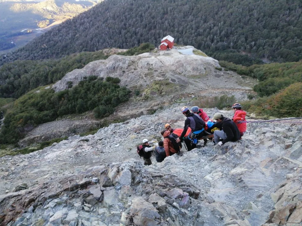 Intenso trabajo para rescatar a personas accidentadas y perdidas en la montaña