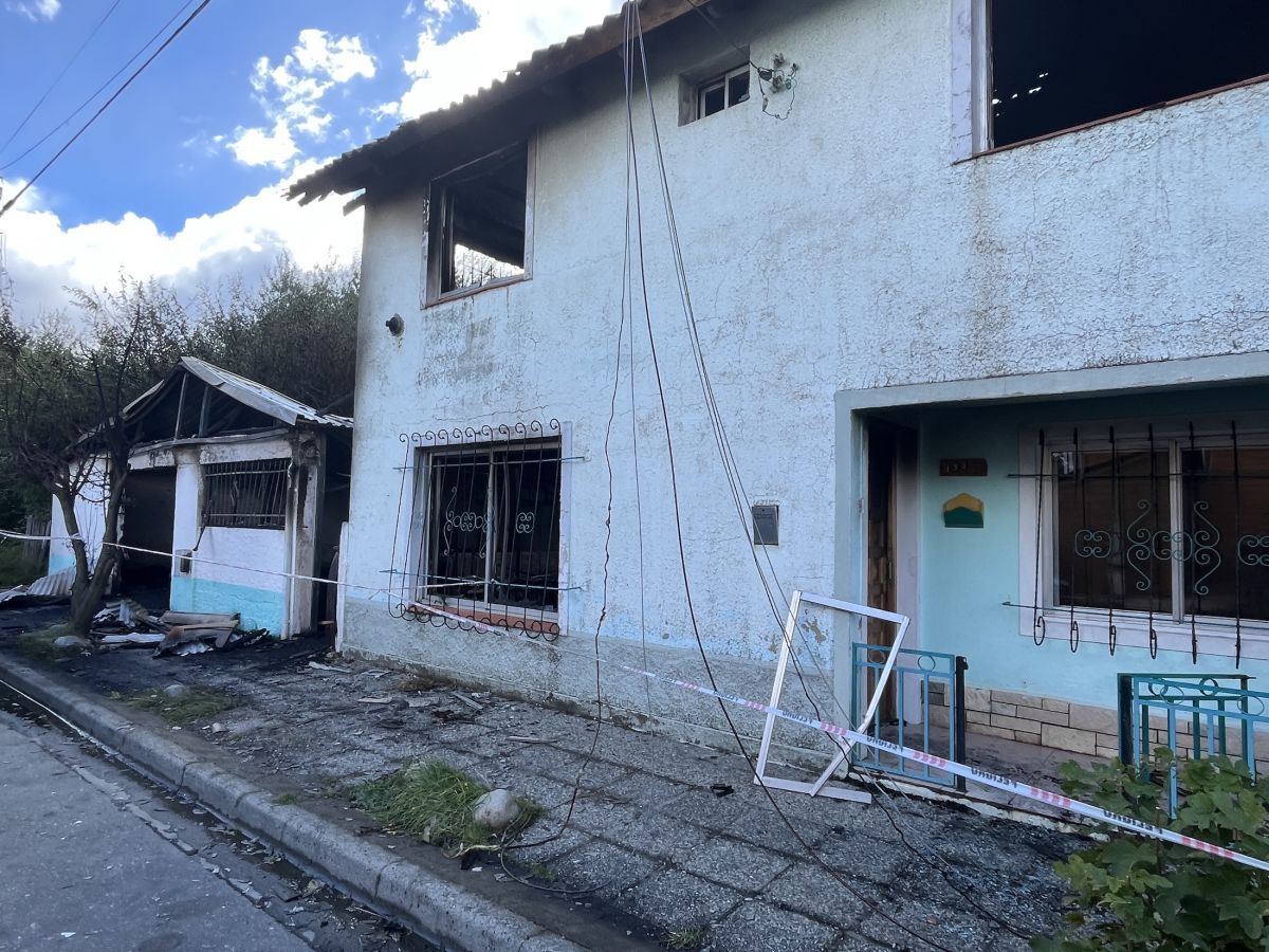 Un incendio consumió una vivienda y un salón de eventos en el barrio Ñireco