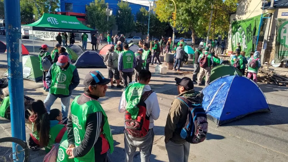 ATE acampó contra los despidos y debatió la profundización de las medidas en las próximas horas