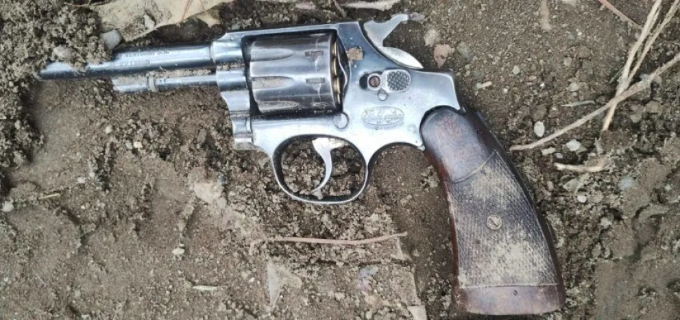 Sorprenden a un sujeto armado que apuntó a efectivos policiales durante una persecución