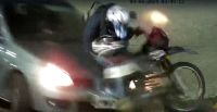 Video: Un motociclista fue embestido por un auto en pleno centro