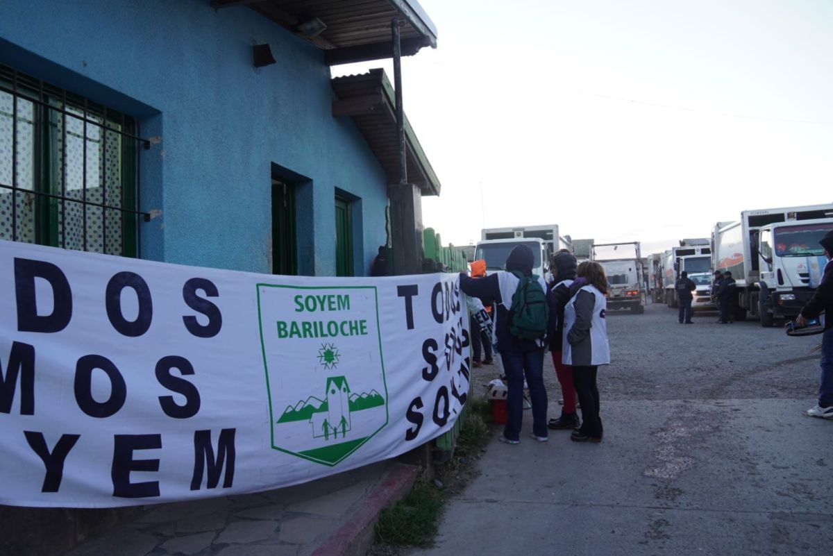 Trabajadores del SOYEM impiden la salida de los camiones recolectores