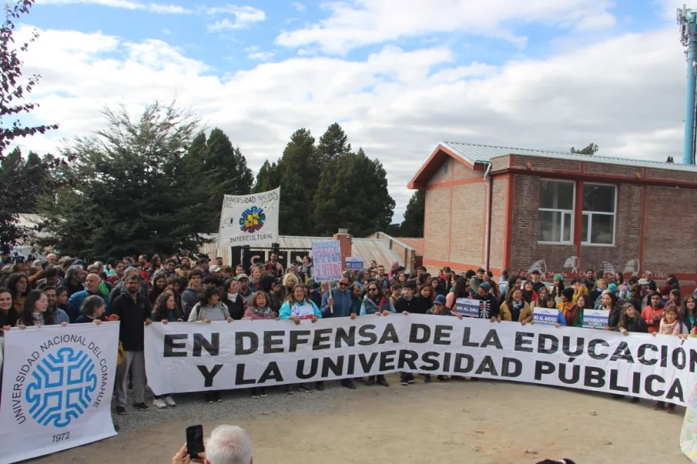 Por la educación pública: Realizaron un abrazo simbólico y banderazo en el CRUB
