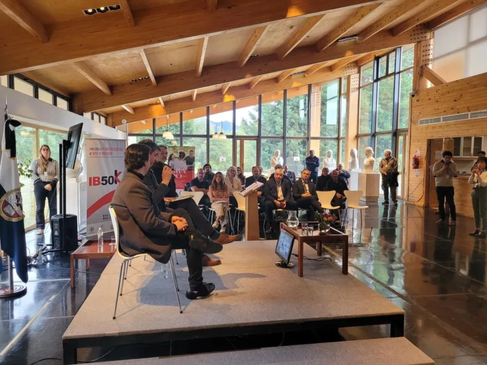 Cortés participó del lanzamiento del IB50K del Instituto Balseiro