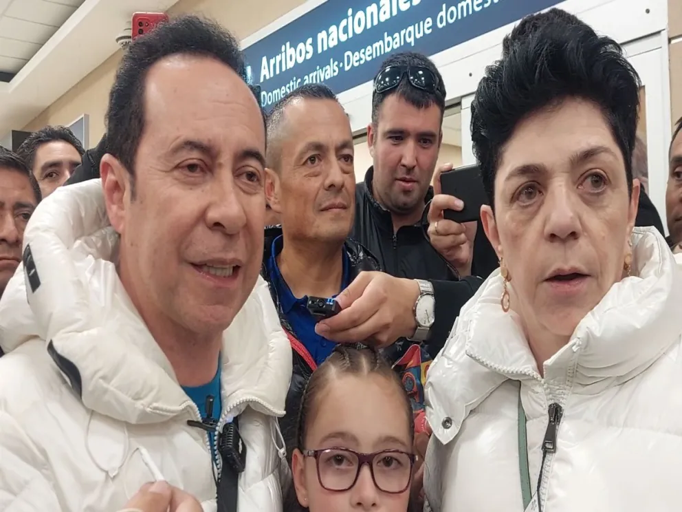 Multitudinaria bienvenida a los pastores colombianos  Ricardo y María Rodríguez