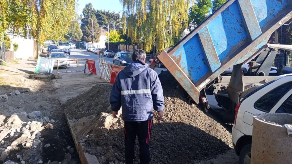 Realizan el encofrado de la cámara de inspección en calle 24 de Septiembre
