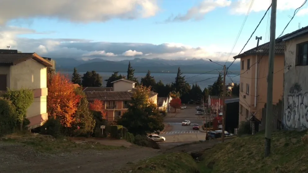 Los cerros se pintaron de blanco y bajó la temperatura en Bariloche