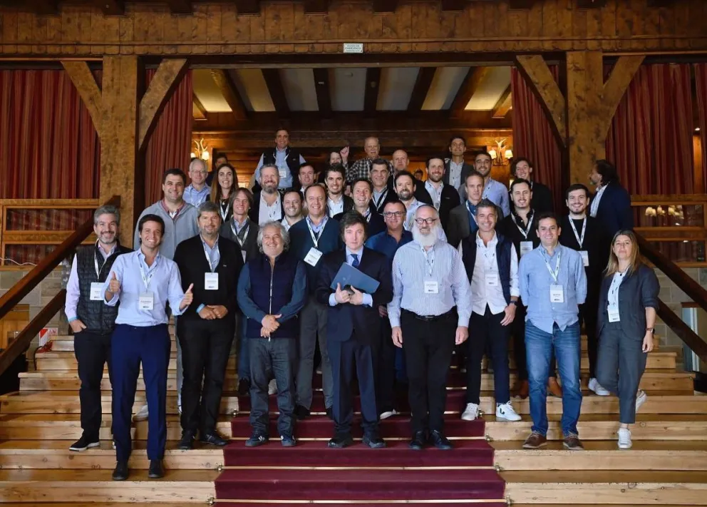 Foro Llao Llao: Milei trató como “héroes” a quienes fugaron dólares