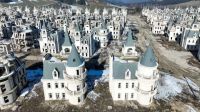 Cómo es el pueblo fantasma que tiene castillos idénticos a los de Disney