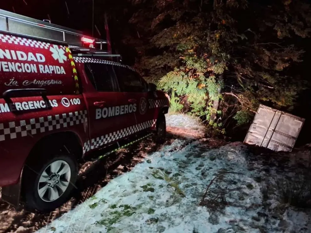 En plena nevada, no pudo frenar su camión y pasó de largo en una curva