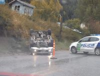 Un auto volcó en el kilómetro 1 de Pioneros en medio de la intensa lluvia