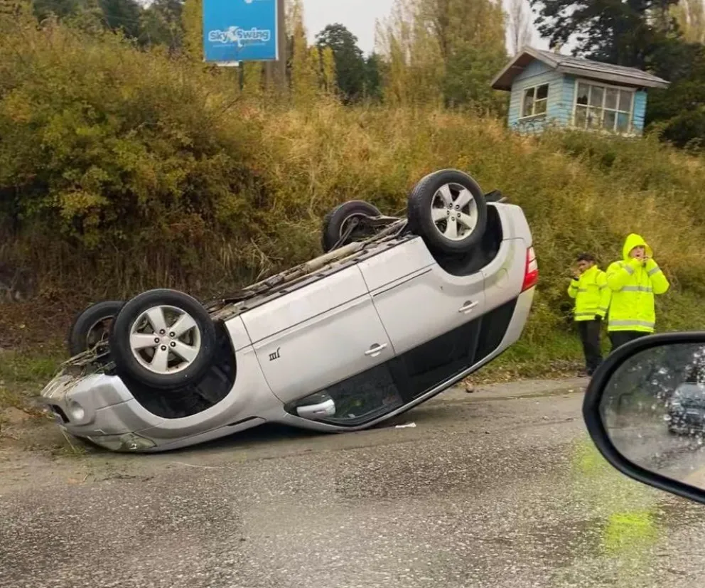 Un auto volcó en el kilómetro 1 de Pioneros en medio de la intensa lluvia