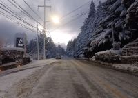 Bariloche amaneció cubierto de nieve y con mucho hielo en las calles