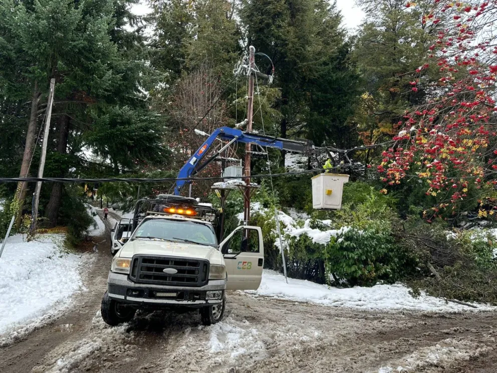 Las nevadas generan cortes de electricidad en distintos sectores de la ciudad