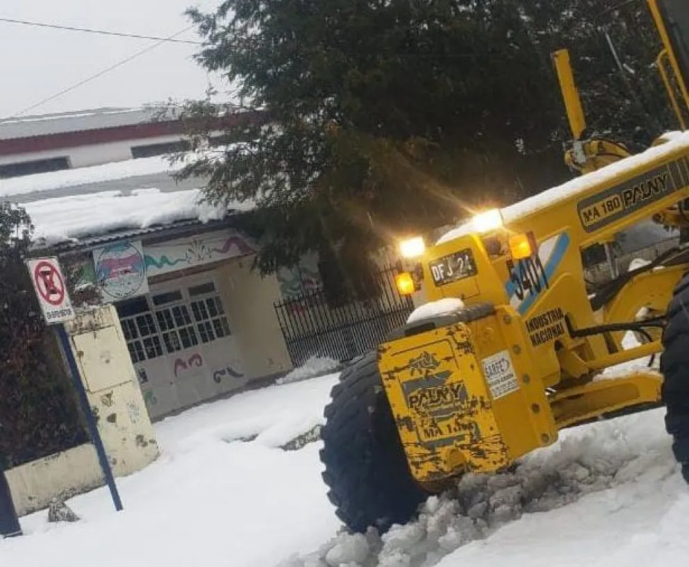 El Municipio despejó los accesos en las escuelas del Km 8