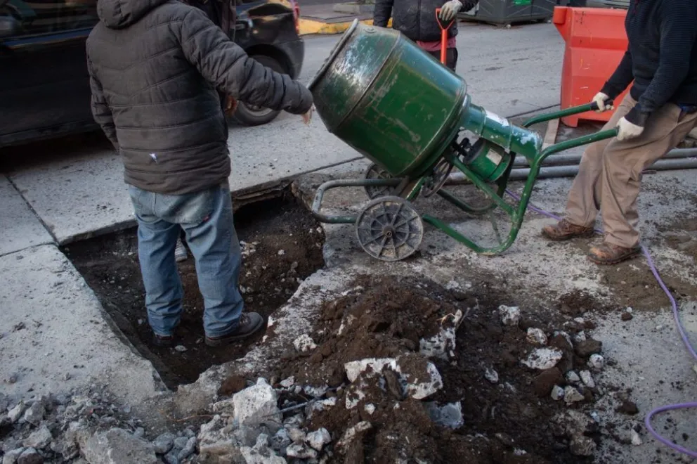 Reparan un pozo de grandes dimensiones sobre Quaglia, entre Mitre y Moreno