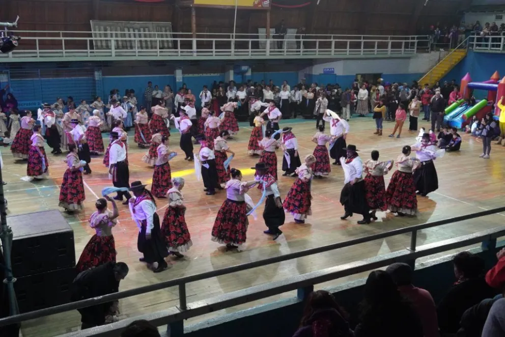 Se realizó una concurrida Fiesta Popular en el Gimnasio de Bomberos Voluntario