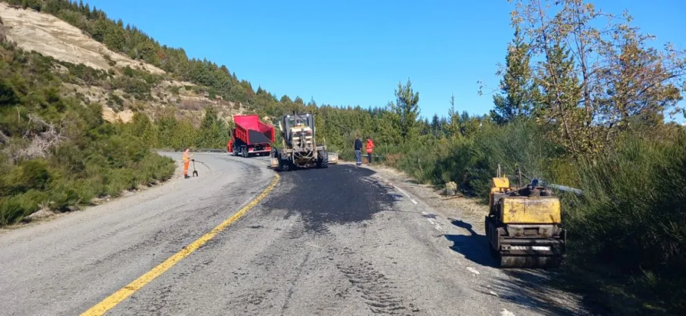 Vialidad Nacional realiza tareas de bacheo en caliente entre Bariloche y El Bolsón