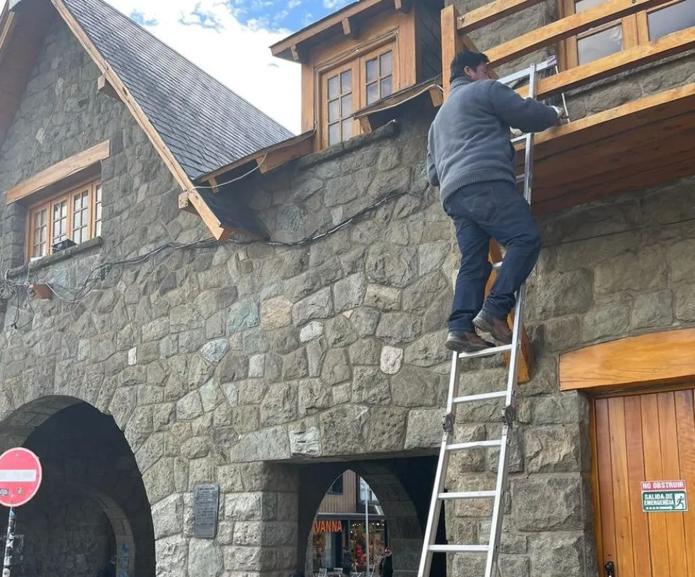 Avanzan los trabajos para mejorar la iluminación en el Centro Cívico