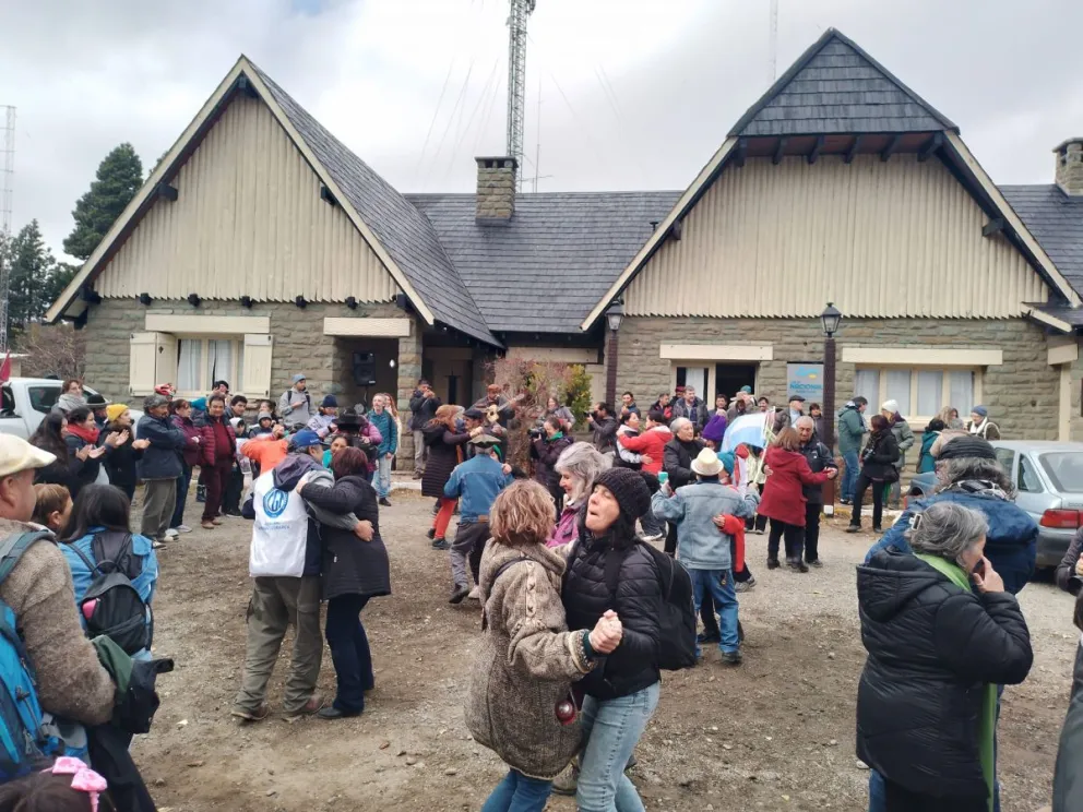 Realizaron un abrazo simbólico para defender a Radio Nacional Bariloche