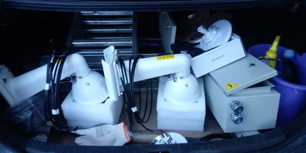 Suman cámaras en el vertedero y donan materiales para adultos mayores