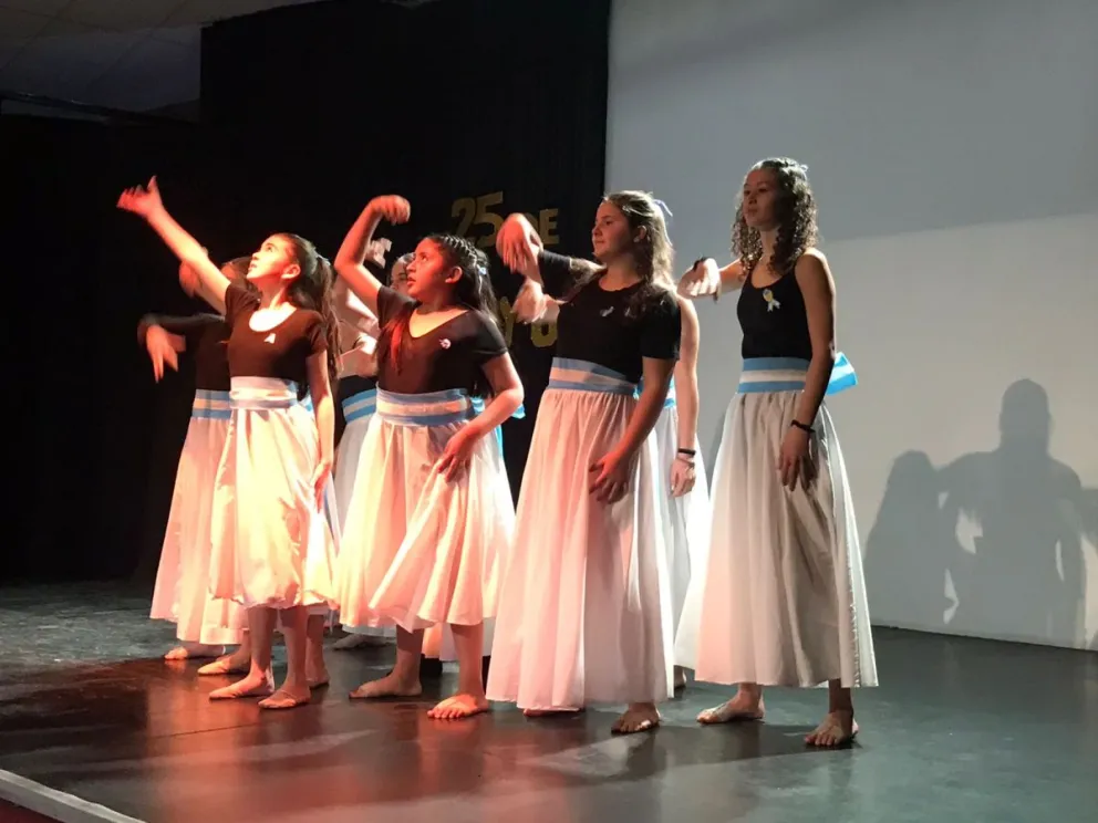 Con música y danzas, Dina Huapi conmemoró el 25 de mayo