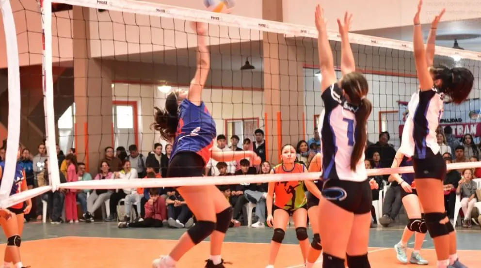 El Valle Medio disfrutó con el primer clasificatorio de vóley sub 14