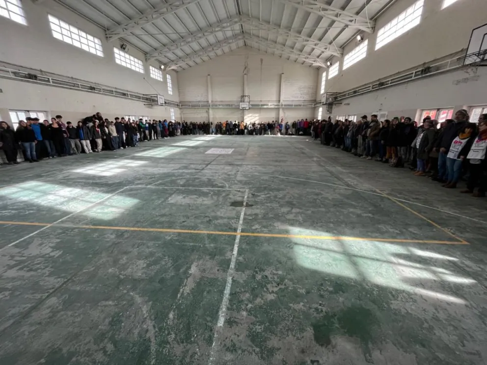 Realizaron un "abrazo simbólico" por el estado del Gimnasio de la ESRN 123