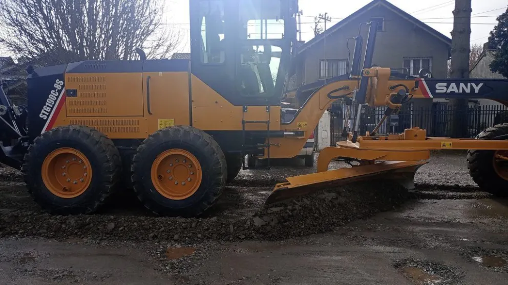 Las nuevas motoniveladoras ya trabajan en las calles de Bariloche