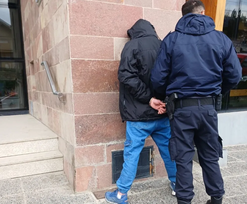 Dos detenidos por robar elementos de autos estacionados en el centro