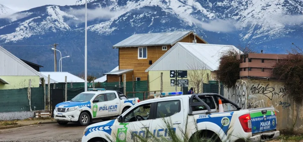 Tres hombres fueron detenidos por agredir a policías durante un operativo