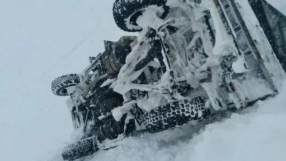 Un camión de Gendarmería volcó en Alta Montaña y debieron rescatar a 11 agentes