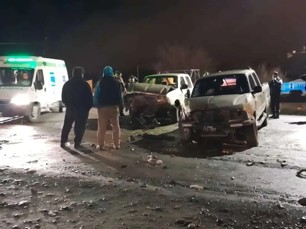 Violento choque en el ingreso al barrio Omega: un conductor iba alcoholizado y el otro se negó al test