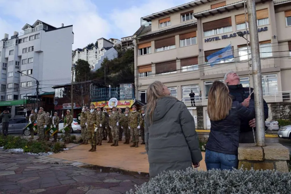 Cortés izó la nueva bandera nacional en el mástil del Monolito