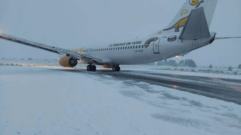 Por la nieve, un avión sufrió un incidente en el aeropuerto de Bariloche: Ya se opera con normalidad