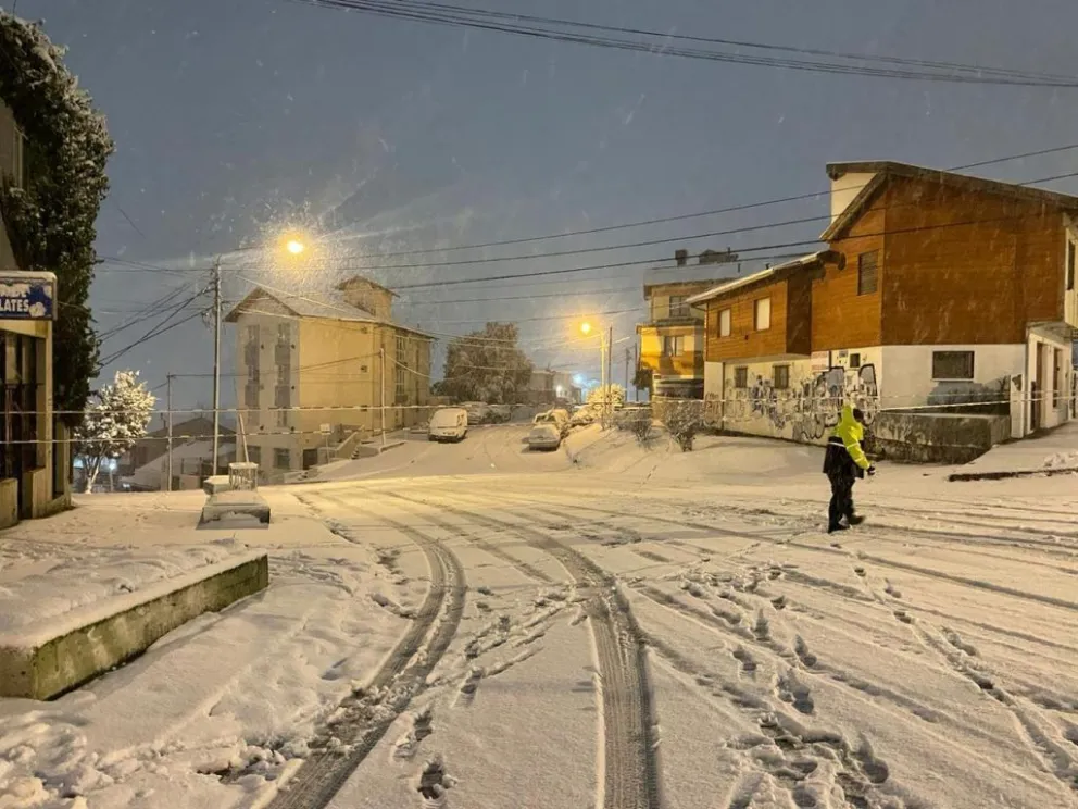 Delegaciones municipales despejaron calles desde la madrugada ante la nevada