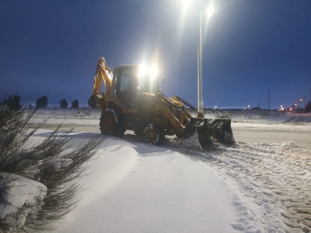 El Municipio continúa despejando calles y avenidas