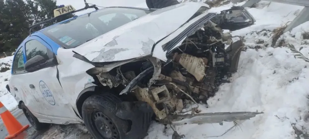 Un taxi se despistó y chocó contra el guardarraíl cuando iba a Villa La Angostura