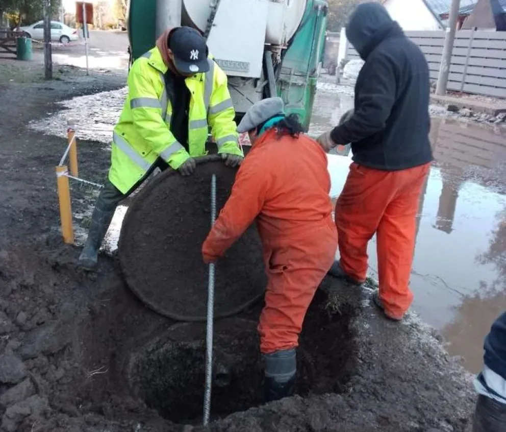 La Delegación Lago Moreno destapa pluviales en el barrio Pájaro Azul