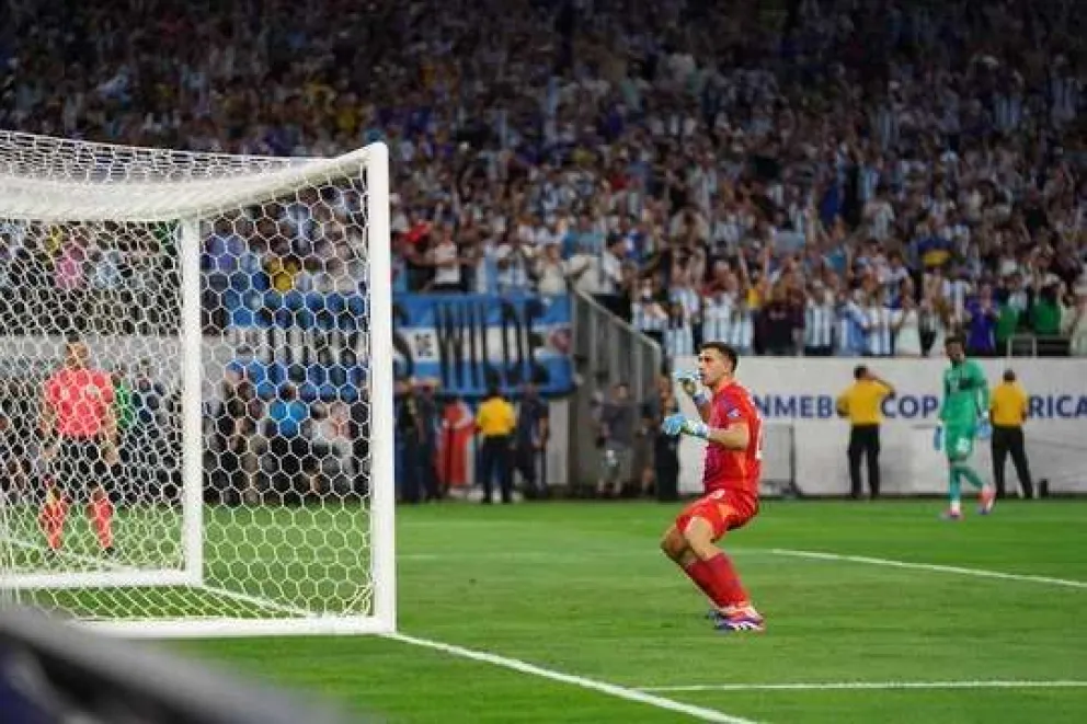 Gracias al "Dibu" Martínez, Argentina venció por penales a Ecuador