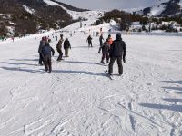 Jovenes del programa Montaña Barrial esquiaron en Catedral