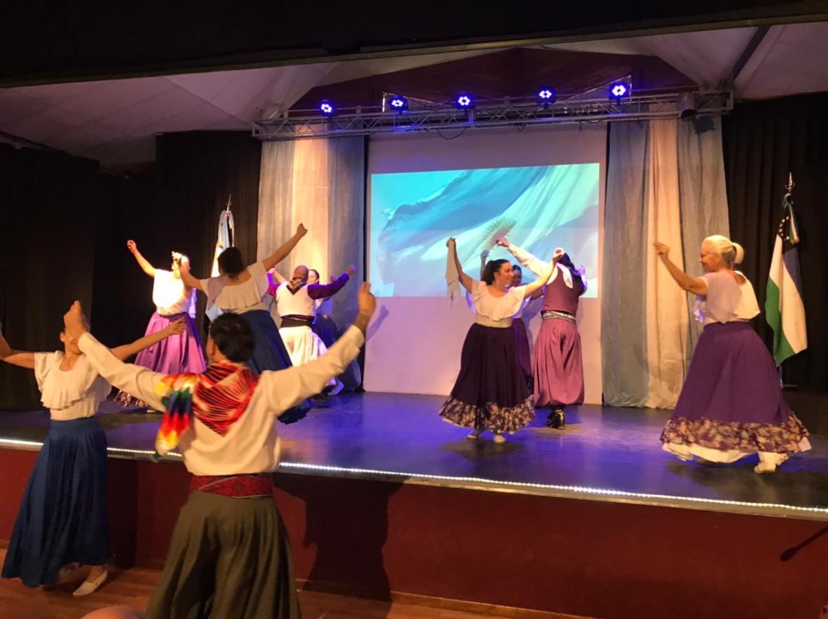 Con mucha música y danzas tradicionales, Dina Huapi conmemoró el 9 de julio